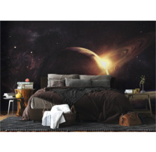 Slaapkamer met fotobehang ruimtemotief, bed en nachtkastjes