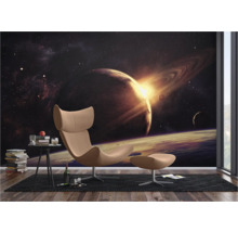 Kamer met fotobehang met ruimtemotief, fauteuil en bijzettafel