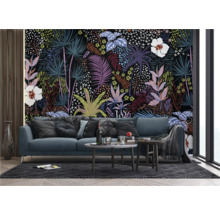 Woonkamer met bank en junglebehang met patroon