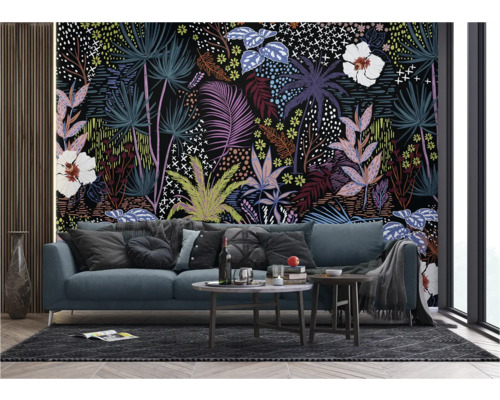 Woonkamer met bank en junglebehang met patroon