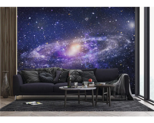 Woonkamer met galaxy fotobehang, bank en salontafels.