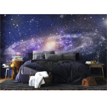 Slaapkamer met galaxy fotobehang, bed, nachtkastjes en decoratieve elementen voor een rustige sfeer.