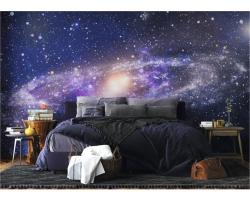 Slaapkamer met galaxy fotobehang, bed, nachtkastjes en decoratieve elementen voor een rustige sfeer.
