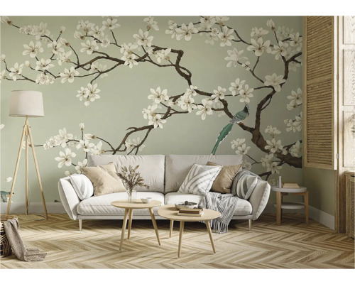 Woonkamer met bank, tafellamp en behang met bloemen- en vogelmotief