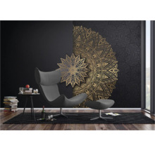 Woonkamer met wandbehang met gouden mandala patroon, fauteuil en decoraties