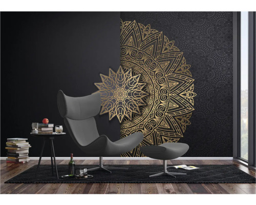 Woonkamer met wandbehang met gouden mandala patroon, fauteuil en decoraties
