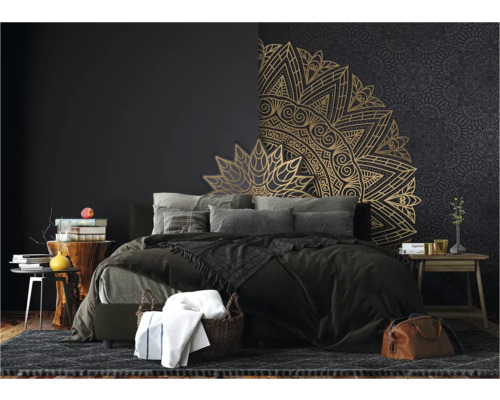 Slaapkamer met bed, nachtkastjes en mandala wanddecoratie