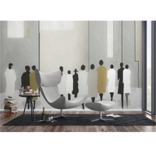 Woonkamer met moderne fauteuil en muurschildering van personen