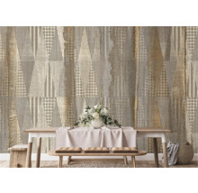 Decoratieve woonkamer met geometrisch behang en houten eettafel