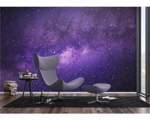 Woonkamer met fotobehang met sterrenhemel, fauteuil en bijzettafel