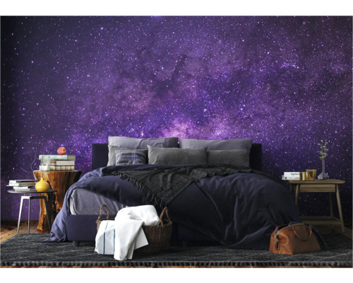 Slaapkamer met bed en fotobehang met sterrenpatroon