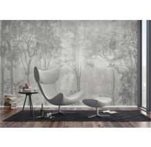 Woonkamer met fotobehang bosmotief, fauteuil en bijzettafel