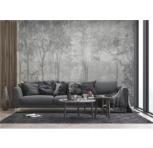 Woonkamer met bank, tafel en fotobehang met bosmotief voor een lichte en natuurlijke sfeer