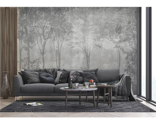 Woonkamer met bank, tafel en fotobehang met bosmotief voor een lichte en natuurlijke sfeer