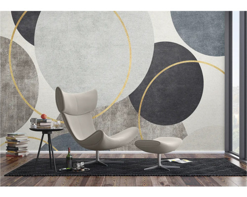 Woonkamer met geometrisch cirkelbehang, fauteuil en bijzettafel