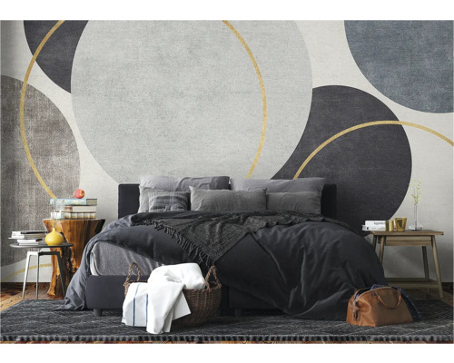 Slaapkamer met bed, nachtkastjes en wandbehang met geometrische vormen