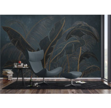 Woonkamer met patroonbehang, fauteuil, vloerkleed en bijzettafel