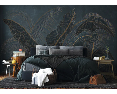 Slaapkamer met bloemenbehang, bed en nachtkastjes