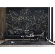 Woonkamer met een wandbehang met bladerenpatroon, een bank en salontafels.