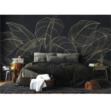 Slaapkamer met bed, nachtkastjes en een wandbehang met bladerpatroon