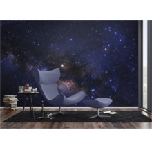 Kamer met sterrenhemel behang, fauteuil en bijzettafel