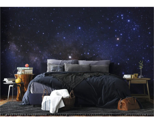 Slaapkamer met sterrenhemel fotobehang, bed en nachtkastjes