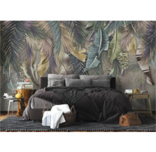 Slaapkamer met jungle behang, bed, bijzettafels en decoratieve accessoires die een rustgevende sfeer creëren.