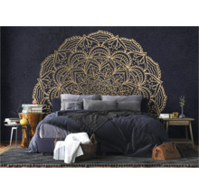 Slaapkamer met wandbekleding met mandala-motief, bed en bijzettafels voor een gezellige sfeer