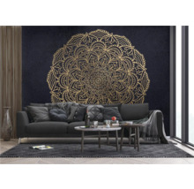 Woonkamer met bank, salontafels en een muur met een goudkleurig mandala patroon