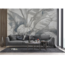 Woonkamer met bank en wandbehang met plantmotief