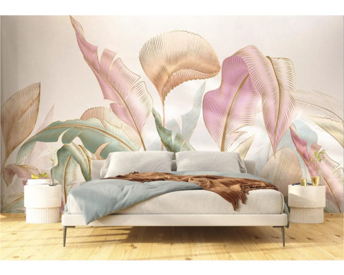 Slaapkamer met bed en wandbekleding met bloemmotief van bladeren