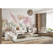 Woonkamer met bank, fauteuil, salontafel, vloerlamp en behang met patroon voor een stijlvolle sfeer