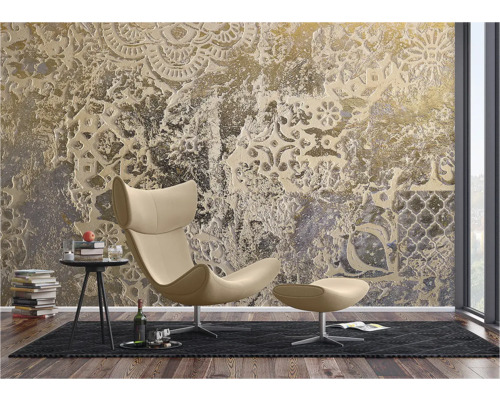 Woonkamer met designbehang, fauteuil en decoratie