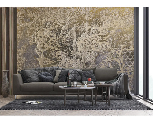 Woonkamer met bank, salontafels en behang met patroon