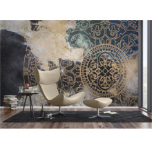 Decoratieve woonkamer met fauteuil en behang met motief