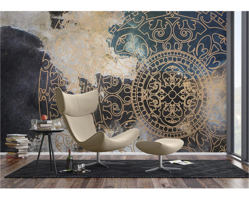 Decoratieve woonkamer met fauteuil en behang met motief