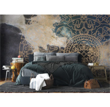 Slaapkamer met bed en muurschildering met ornamenten