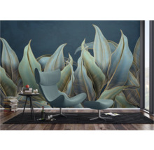 Woonkamer met fauteuil, voetenbank en wandbehang met bladerenmotief