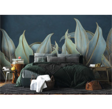 Slaapkamer met behang met bladerenmotief, bed, bijzettafels en tapijt voor een elegante kamerinrichting.