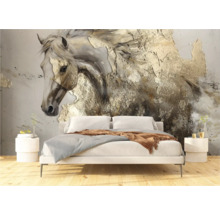 Wanddecoratie met paardenmotief boven een bed in een lichte slaapkamer.