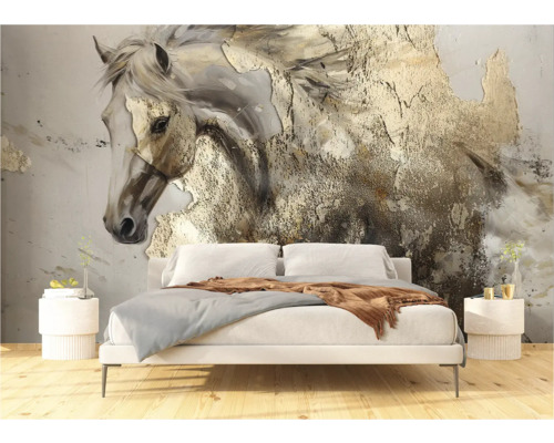 Wanddecoratie met paardenmotief boven een bed in een lichte slaapkamer.