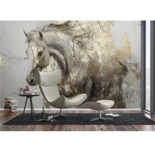 Woonkamer met een muurschildering van een paard en een fauteuil met voetenbank op een vloerkleed.