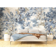 Slaapkamer met bed voor een fotobehang met bloemmotief