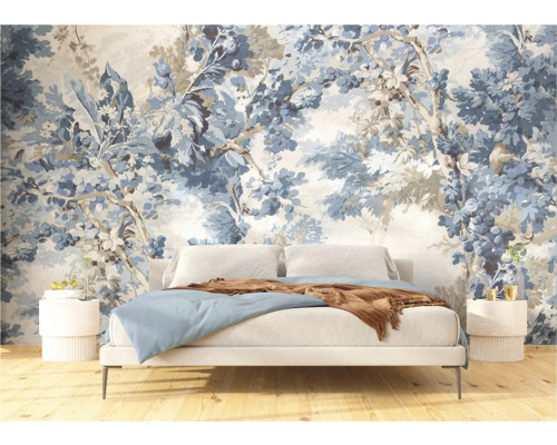 Slaapkamer met bed voor een fotobehang met bloemmotief