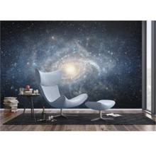 Woonkamer met fauteuil en galaxy fotobehang