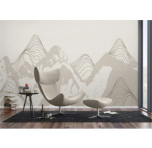 Woonkamer met fauteuil, bijzettafel en wandbehang met bergmotief