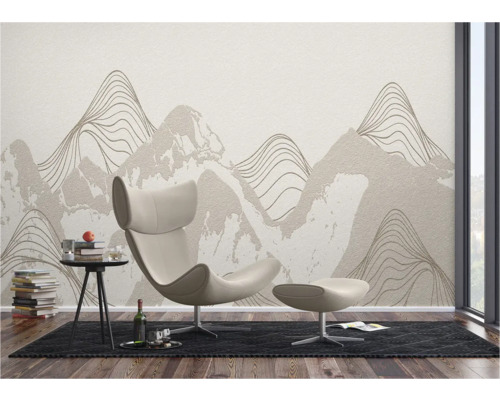 Woonkamer met fauteuil, bijzettafel en wandbehang met bergmotief