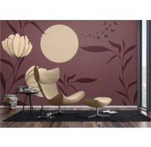 Decoratief behang met bloemmotieven, stoel en bijzettafel voor een gezellige sfeer in de kamer.