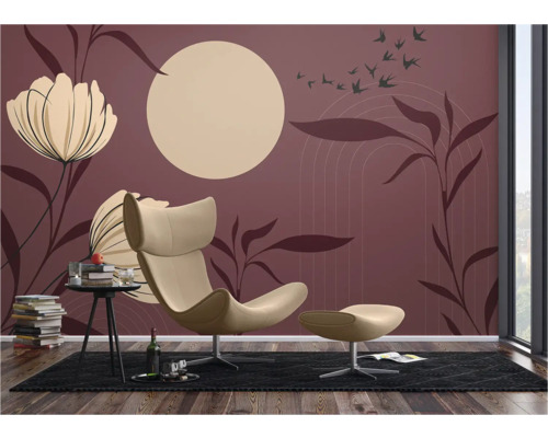 Decoratief behang met bloemmotieven, stoel en bijzettafel voor een gezellige sfeer in de kamer.