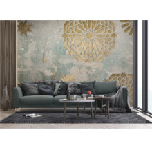 Decoratieve woonkamer met bank, salontafels en behang met patroon